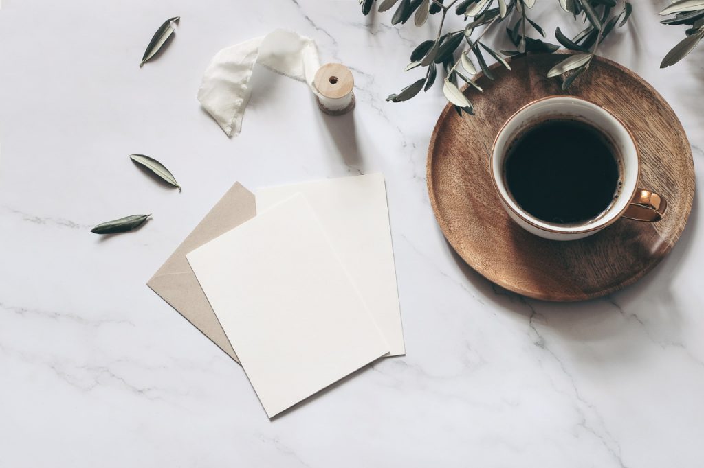 cafea pe masa pregatita de notite